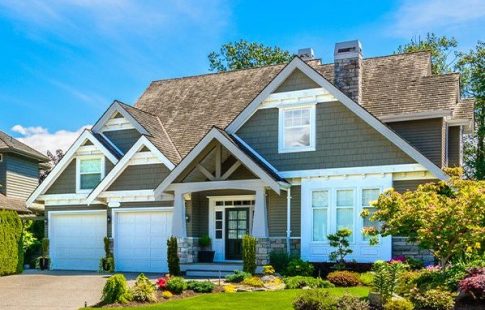 Row of homes with well-manicured front yards. This is the featured image for the blog "Credit Scores Rise: 6 Benefits of Good Credit When Buying a House or Refinancing."